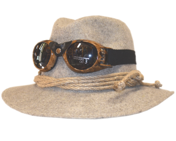 Gletscherhut mit Gletscherbrille in beige