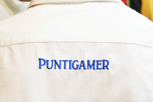 Puntigamer Trachten Hemd  weiß mit klein blau-karo Kragen und Ärmel Umschlag